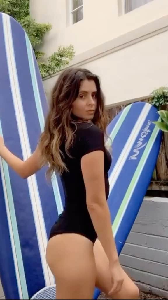 アナスタシア・アシュリーのインスタグラム：「Now that reels is here fam- I can share some of my TikTok moves? #presurf」