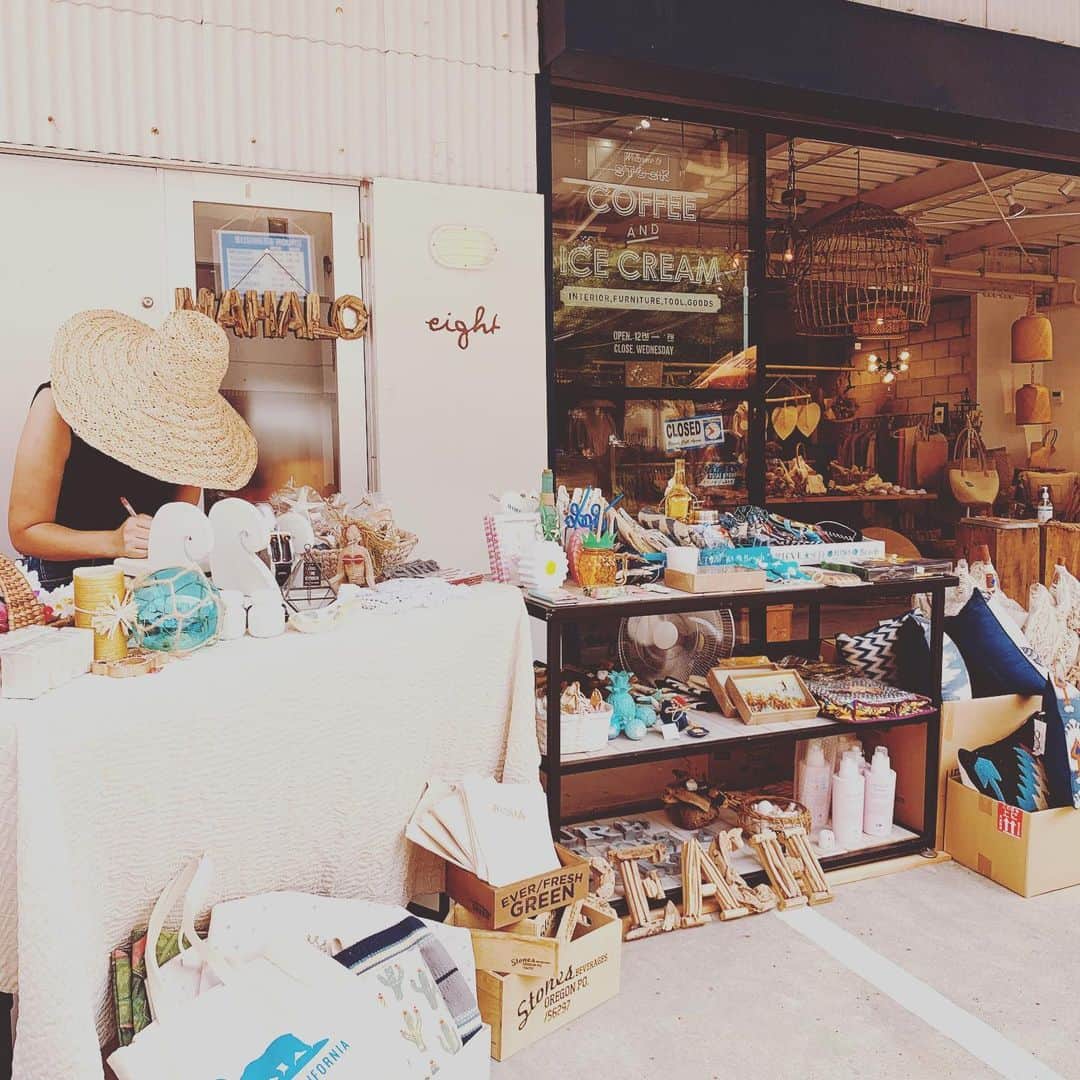 eight o eight のインスタグラム：「𓇸  @stock.official  3th anniversary  お外で 半額SALEコーナー もやってます  8/8-9 sat-sun 11:00-16:00  今日明日 特別出張の @earlygoodcamp  のハンバーガー食べると 店内のアイテムも 全て20 %offになるよ！  ハンバーガー🍔 テイクアウト しに来てね💁🏽‍♀️  #emasroom #emas_room #エマズルーム #baby#kids#ベビー#キッズ #子供服#ベビー服 #ボンネット#ロンパース #ママリ #子供服セレクトショップ #女の子ママ #女の子ベビー #女の子ベビー服 #男の子ママ #男の子ベビー #男の子ベビー服 #ベビールーム #ベビーコーデ #ベビーコーデ #ベビー用品  #0歳児ママ #1歳児ママ #赤ちゃん#赤ちゃんのいる生活 #リンクコーデ#親子コーデ #赤ちゃん服 #海外ベビー服」