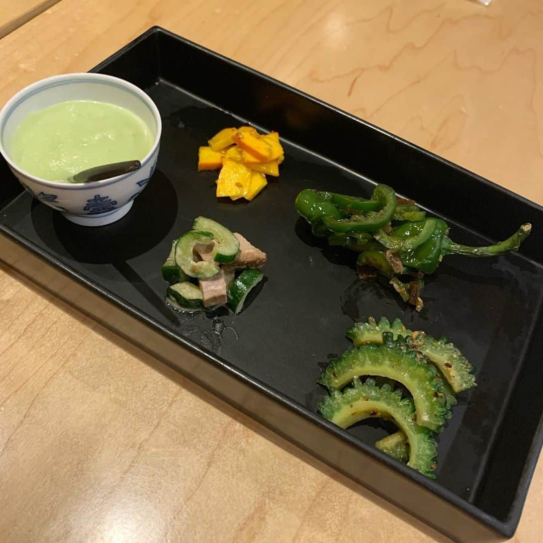 前田典子さんのインスタグラム写真 - (前田典子Instagram)「久しぶりの #海月　のご飯 #大好きなお店 #なんでも美味しい💕  #おまかせコース #桃の冷製　は海老🦐 塩胡椒にオリーブ油にシソ😍 #前菜盛り合わせ　の左手の緑のはアボカドのスープ🥑😋  #とうもろこしメンチ🌽 #トマトの海老煮しめ🦐🍅 #坦々ナス　🍆　 #黒玄米おにぎりは テイクアウトして 今朝の朝食にいただきました🍙  #野菜が色々食べられて #嬉しい😊 #ご馳走さま❤️ #海月料理教室  行かねば❣️  #マエノリグルメ」8月8日 11時15分 - maenorichang