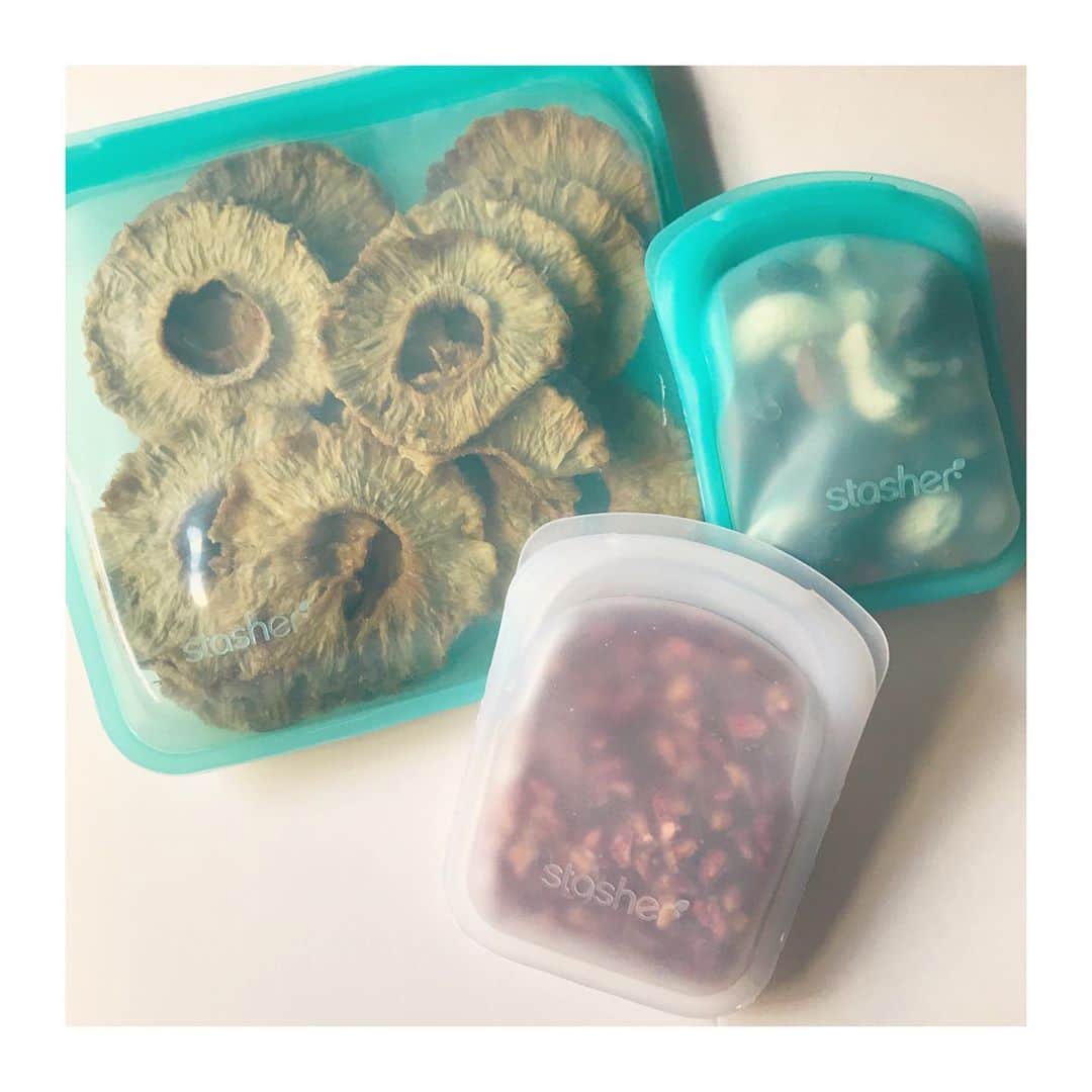 上村若菜のインスタグラム：「. 量り売りのお店に行く時は容器も持参。 #stasher が大活躍。 . 保存するとき、冷凍するとき、唐揚げ作るとき…にも🙆‍♀️ . #stasher #スタッシャー #ドライフルーツ🍍 #パイナップルはちびたちの大好物 #ゴミが出なくていいね #レンジにも湯煎にも使える」