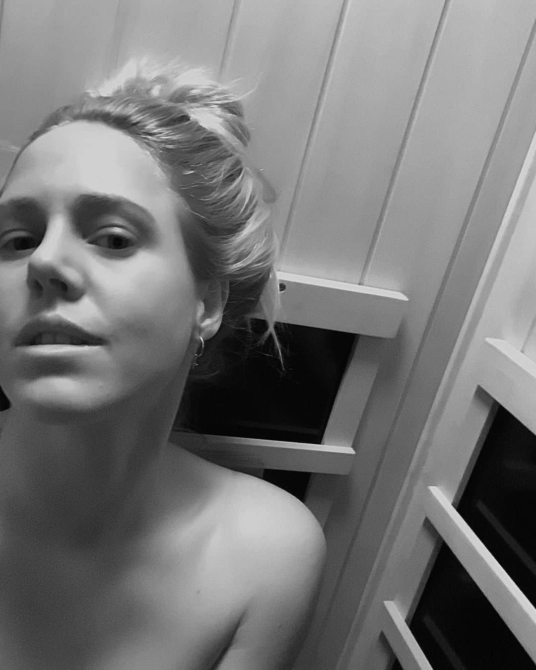 ローラ・エンバーのインスタグラム：「@sunstreamsaunasaunz sweat! Even better when it’s freezing outside.. I’ve been using this infrared sauna at home for over 3 months now and absolutely lovvve it ..... i’ve always loved using infrared saunas every now and again but since using this one regularly i’ve felt a huge boost in my energy levels, mental clarity and immune system aswell as skin clarity and fast muscle recovery (paired with cold showers which is the unfun part) - My new favourite way to detox and cleanse (and sometimes watch netflix 🤫😂)  The sunstream also has the lowest EMF rating of all saunas I checked out online which was super important before getting one ... link in bio to check them out  @sunstreamsaunasaunz」