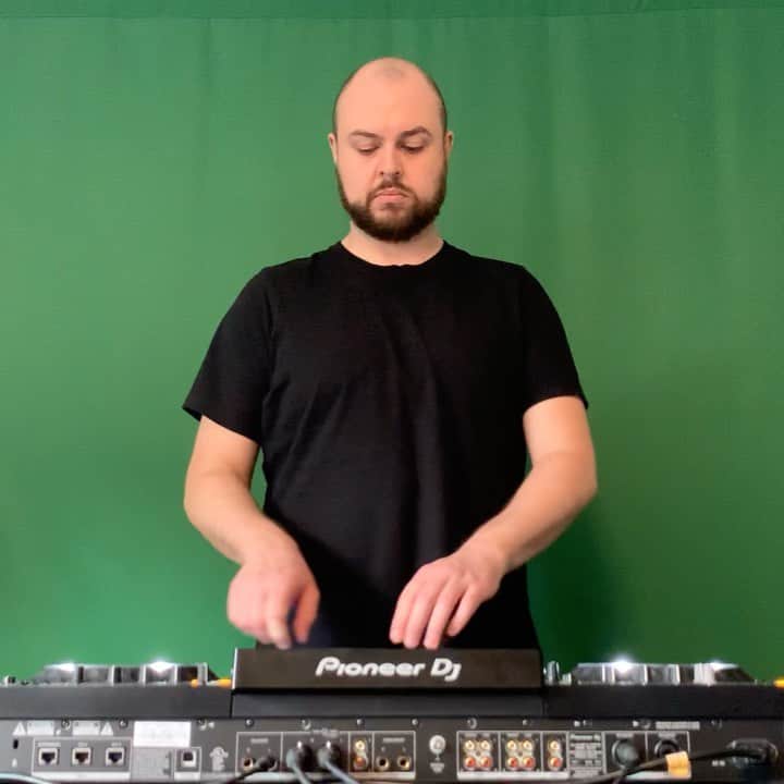 ジ・アストン・シャッフルのインスタグラム：「Doing the standard doctor-recommended DJ warmup exercises ahead of the @cleanbandit x @glblctzn House Party Against Hunger. Tune in to my set at 8am NY / 1pm London / 10pm Sydney time! Link to set a reminder in bio!」