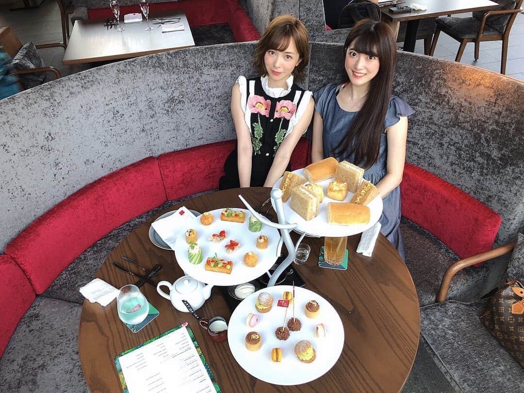 黒澤詩音のインスタグラム：「* りなちゃんと #afternoontea ☕️  #セラヴィ東京 🍴 本当はテラスがオススメなのですが流石に暑過ぎてテラス大好き人間でも店内にしました。笑  お洒落なブツ撮りは全てりなちゃんにまかせる。 シズル感バッチリの天才カメラマン👍  #アフタヌーンティー #渋谷 #女子会 #shibuya #teatime #sweets #tea #celavi #celavitokyo」