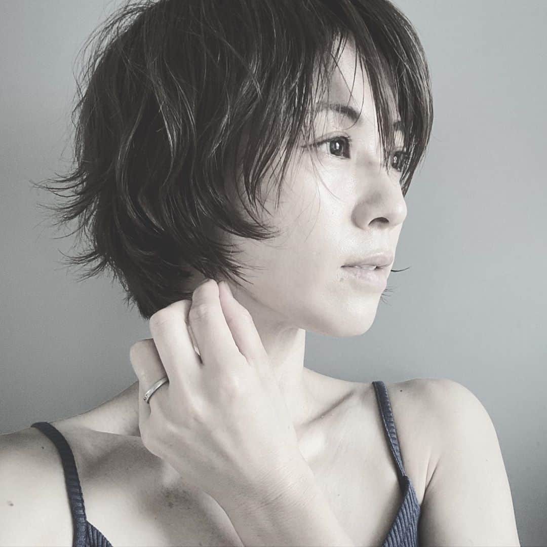 畑野ひろ子のインスタグラム：「髪伸ばしてますか？とコメント頂きました😌 はい、伸ばしてます😊  ショートの時にかけた、エアウェーブが少し残っているので、洗ってオイルをつけると気持ちウェーブがでます。」