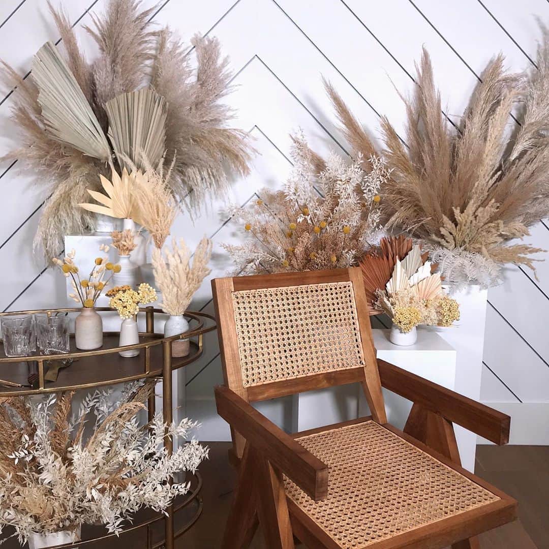 iluvsarahiiさんのインスタグラム写真 - (iluvsarahiiInstagram)「Is it possible to be TOO obsessed with neutral tones🌾 i meannnn, it’s so pretty how could you not love it lol!!  But yesterday was soo much fun, my dining room was transformed by the talented @yodanigirl for my Honey Masterclass with @lauramercier!」8月8日 11時37分 - iluvsarahii