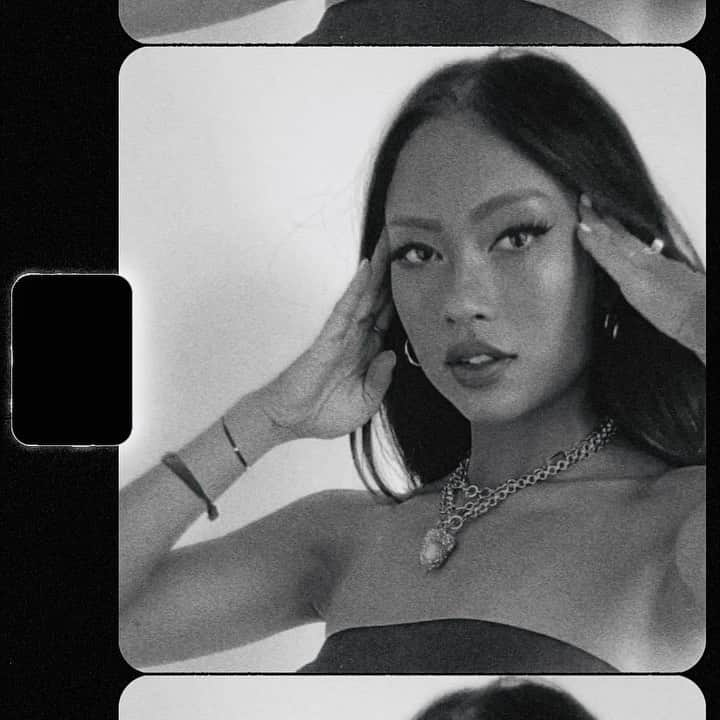 エイミー・ファムのインスタグラム：「🎞 home movies 🎞   necklaces: @goodfortunegems」