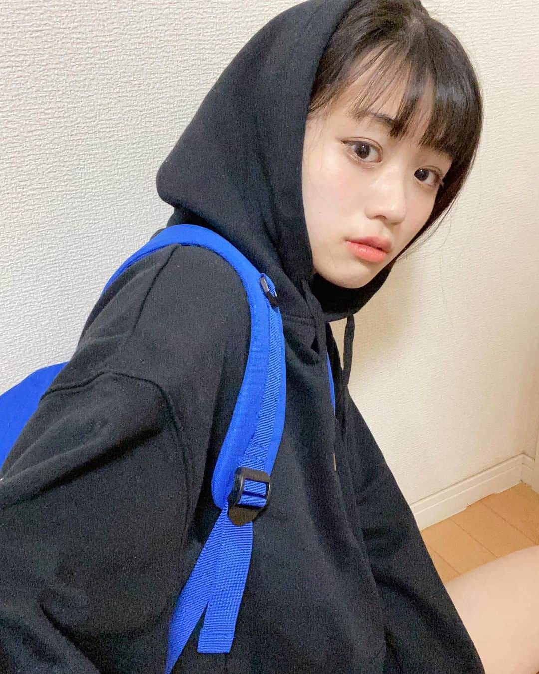 多田成美のインスタグラム：「黒の服をたくさん持っているので、ブルーのリュックでアクセント💙かわいすぎる🥺  @17kg_official  さん #リュック #💙」