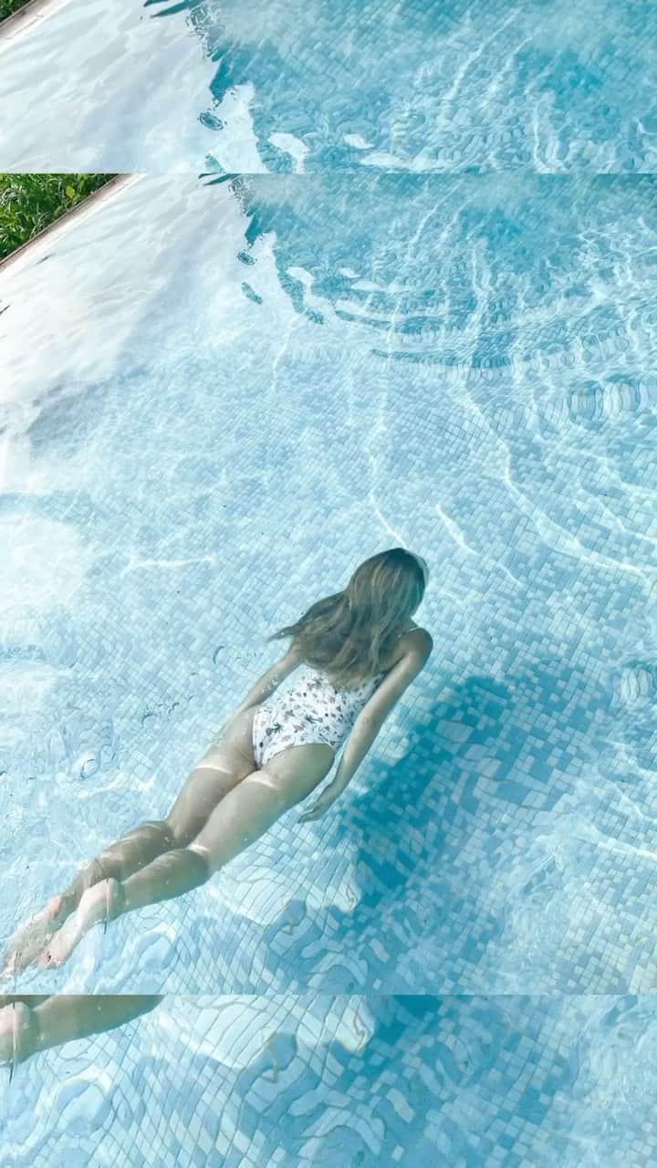 Manamiのインスタグラム：「🧜🏽‍♀️💙💙💙 swimwear @cavezarosso  #しばらくは日本を楽しむぞ🦌」