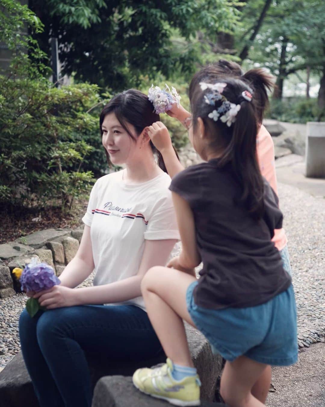 のインスタグラム：「少し前の撮影中にて。  お花をプレゼントしてくれた小さなスタイリストさん🌸  #撮影#オフショット#お花#プレゼント#髪飾り#小さな#スタイリスト#癒される#shooting#photo#candid#friends#flowers#present#little#stylist#charming#fleurs#tiédeur」