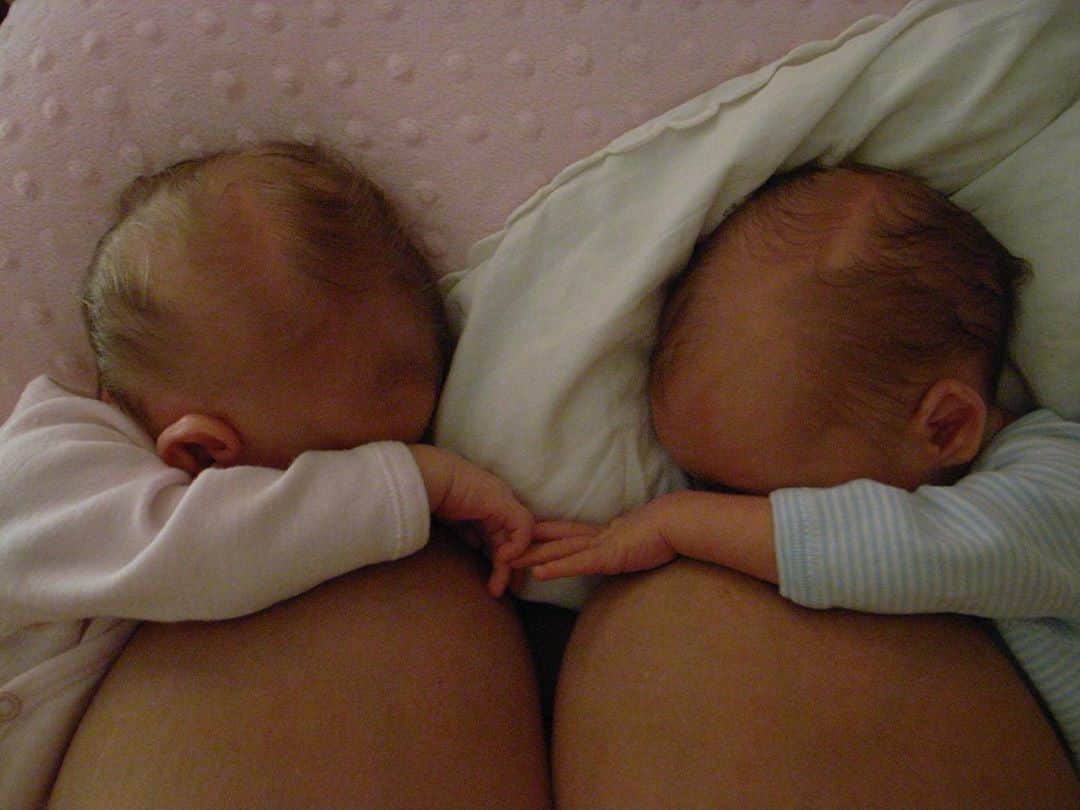 アマンダ・デ・カディネットのインスタグラム：「In honor of #breastfeedingweek here are my twins Ella and Silvan on the boobs. I never knew I could produce enough milk to grow and nourish 2 people , but I finally understood why I was made with DD’s. ( which went to GG’s when I was breastfeeding.) And for anyone who wasn’t able to breastfeed, for whatever reason, please know that it’s ok if you do and it’s also ok if you don’t .. **** To clarify I am NOT saying you need big boobs to successfully breast feed . I am saying that breastfeeding was the first time I understood the purpose of my boobs outside of sex or attention .」