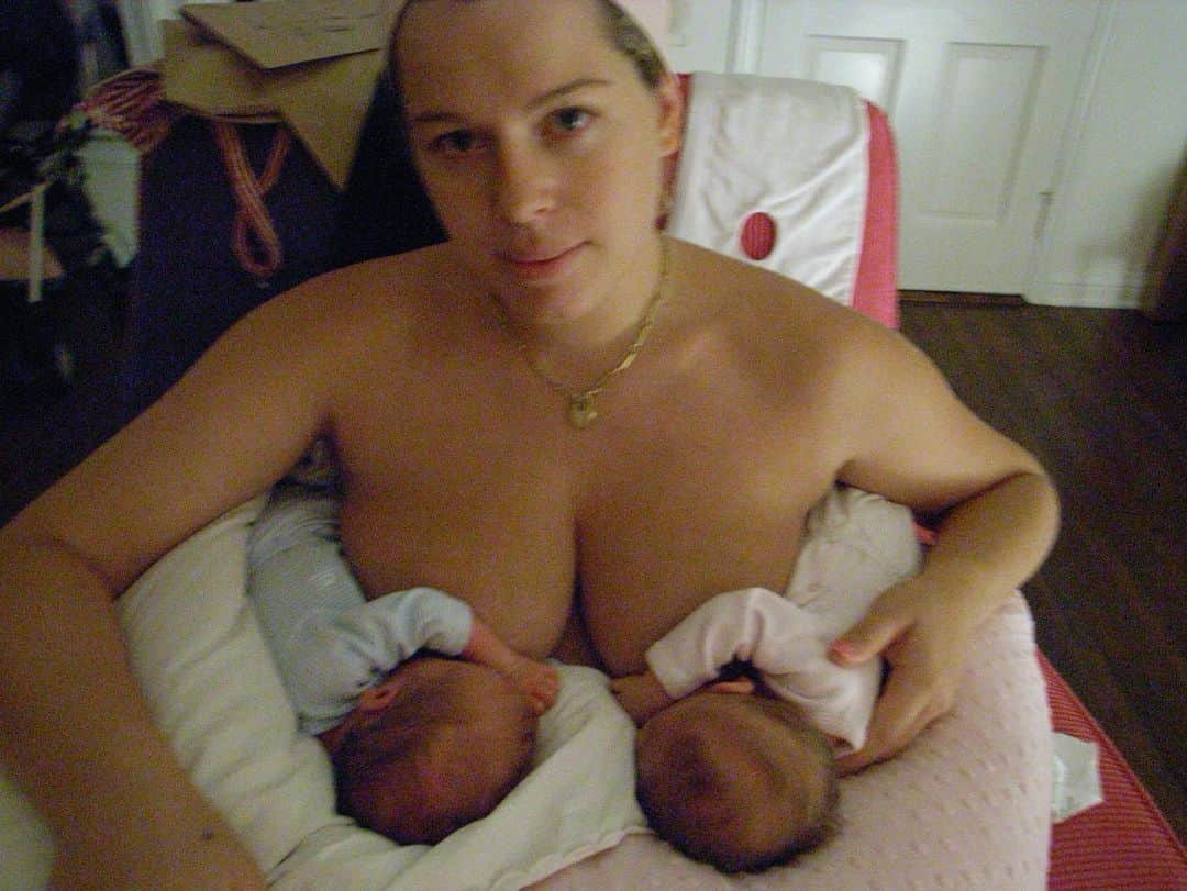 アマンダ・デ・カディネットさんのインスタグラム写真 - (アマンダ・デ・カディネットInstagram)「In honor of #breastfeedingweek here are my twins Ella and Silvan on the boobs. I never knew I could produce enough milk to grow and nourish 2 people , but I finally understood why I was made with DD’s. ( which went to GG’s when I was breastfeeding.) And for anyone who wasn’t able to breastfeed, for whatever reason, please know that it’s ok if you do and it’s also ok if you don’t .. **** To clarify I am NOT saying you need big boobs to successfully breast feed . I am saying that breastfeeding was the first time I understood the purpose of my boobs outside of sex or attention .」8月8日 11時35分 - amandadecadenet