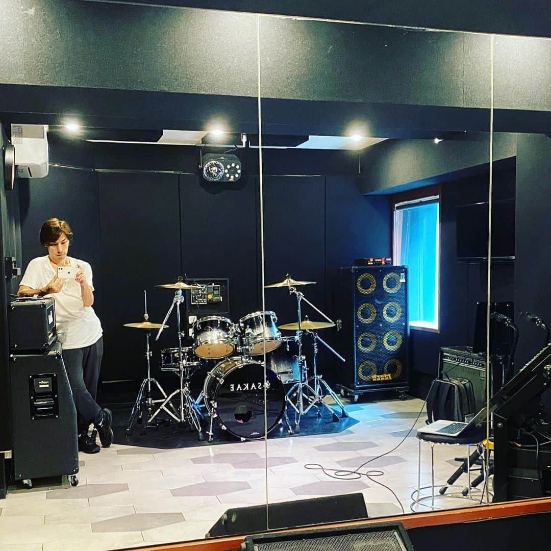 のインスタグラム：「今日は早7:30から声の調整♪ でないよねー朝7:30とかー。 だから意味ないよねーリハスタはいっても。」