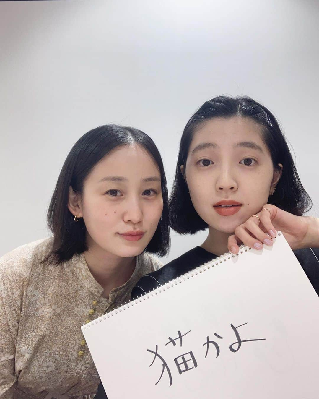 小谷実由さんのインスタグラム写真 - (小谷実由Instagram)「昨晩は、平野紗季子氏の「私は散歩とごはんが好き(犬かよ)。」の発売を記念した番外編〜夜の喫茶室〜でした。 ご参加くださった皆様、代官山蔦屋さん、Hanako中島さん、そして紗季子🌹ありがとうございました！ 美味しいものと私たちの日常会話をそのままお届けしたような時間になりましたが楽しんでいただけていたら幸いです。私はとんでもなく楽しかった！！改めて紗季子の奇想天外さと、芯の通った熱い思いに触れて、嬉しい時間でした。私は大人になってから特に、日常に放課後友達と教室に残りだらだら話すような時間を求めているのですが、彼女も言っていた通り、ふたりでいるとそんな気持ちになってばかりなのです。おばあちゃんになってもこりゃ放課後だな〜🏫」8月8日 11時49分 - omiyuno