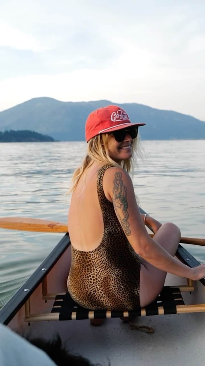 Andrew Knappのインスタグラム：「Lake memories with amiga @jupitermoons and the pups on the @novacraftcanoe 🌞 #dogs #bemorelikeyourdog #canoe #lake #happy #whatisaticktock」