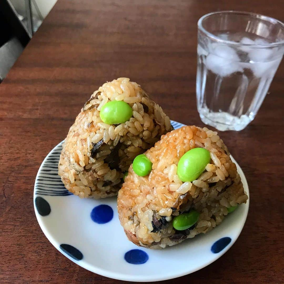 山本ゆりさんのインスタグラム写真 - (山本ゆりInstagram)「調味料ゼロというこの楽さよ。﻿ ﻿ ●お米2合﻿ ●サバ缶水煮1缶﻿ ●塩昆布小1袋﻿ ﻿ のみで作るめちゃ美味しい炊き込みご飯﻿ ﻿ 【材料3つ‼️サバ缶昆布めし】﻿ ﻿ 炊飯器に洗ったお米2合、サバ水煮缶(190g)の汁1缶分を入れ(身がボロボロ入ってしまっても気にせず)、水を2合の目盛りまで注ぎ、塩昆布を1袋(小サイズ。約30g)をザーッといれて炊く。﻿ ﻿ サバの身を入れ、ほぐせば完成！﻿ ﻿ ★サバ缶の汁だけで炊き、身は後入れにしたほうが、サバがふっくらしてお勧めです！﻿ ﻿ ★結構パラパラタイプなので柔らかめが好きな方は水を少し多めに。(おにぎり、ボロローロボーロロなる)﻿ ﻿ ★ツナでもいける。(サバの方が旨味が強い気はする)﻿ ﻿ ★味噌煮やしょうゆ煮しかなかったら、塩昆布を減らせば大丈夫です！（量が分からないのが申し訳ないですが、とりあえず半分〜2/3くらいにしてみて、薄かったら仕上げに塩昆布混ぜるパターンで。炊き込まれてない形になるけど)﻿ ﻿ ★にんじんの細切り、しめじ、千切り生姜など好きな具を足して炊いても(水加減は同じか、ほんの少し足すくらいで大丈夫)﻿ ﻿ ★仕上げに冷凍枝豆を混ぜたら、後ろにボンヤリ写ってるおにぎりみたいな感じになります。﻿ ﻿ #レシピ　#簡単レシピ　#サバ缶　#おうちごはん　#炊き込みご飯　#晩ご飯　#料理﻿ ﻿ -------話/変--------﻿ ﻿ 昨日のグルグルMOW、コメントくださってありがとうございます！(森永乳業さんも見てくださってるから、モウが1番好きとか書いてくださったのとか、たぶんめっちゃ嬉しいと思われる)﻿ ﻿ そもそも昔からアイスはそうやって食べてる人いてびっくりしました。そんな発想まったくなかったわ！﻿ ﻿ 私昔から嫌いな食べ物ゼロやけど、溶けたアイスとブヨブヨのトマトだけは許せん…て思ってたからアイスとか出来る限り硬いうちに食べててんけど﻿ ﻿ 今回のグルグルMOWはほんまにソフトクリーム感あってめっちゃ気に入りました。﻿ ﻿ ﻿ ﻿ それだけ。﻿ ﻿」8月8日 11時56分 - yamamoto0507