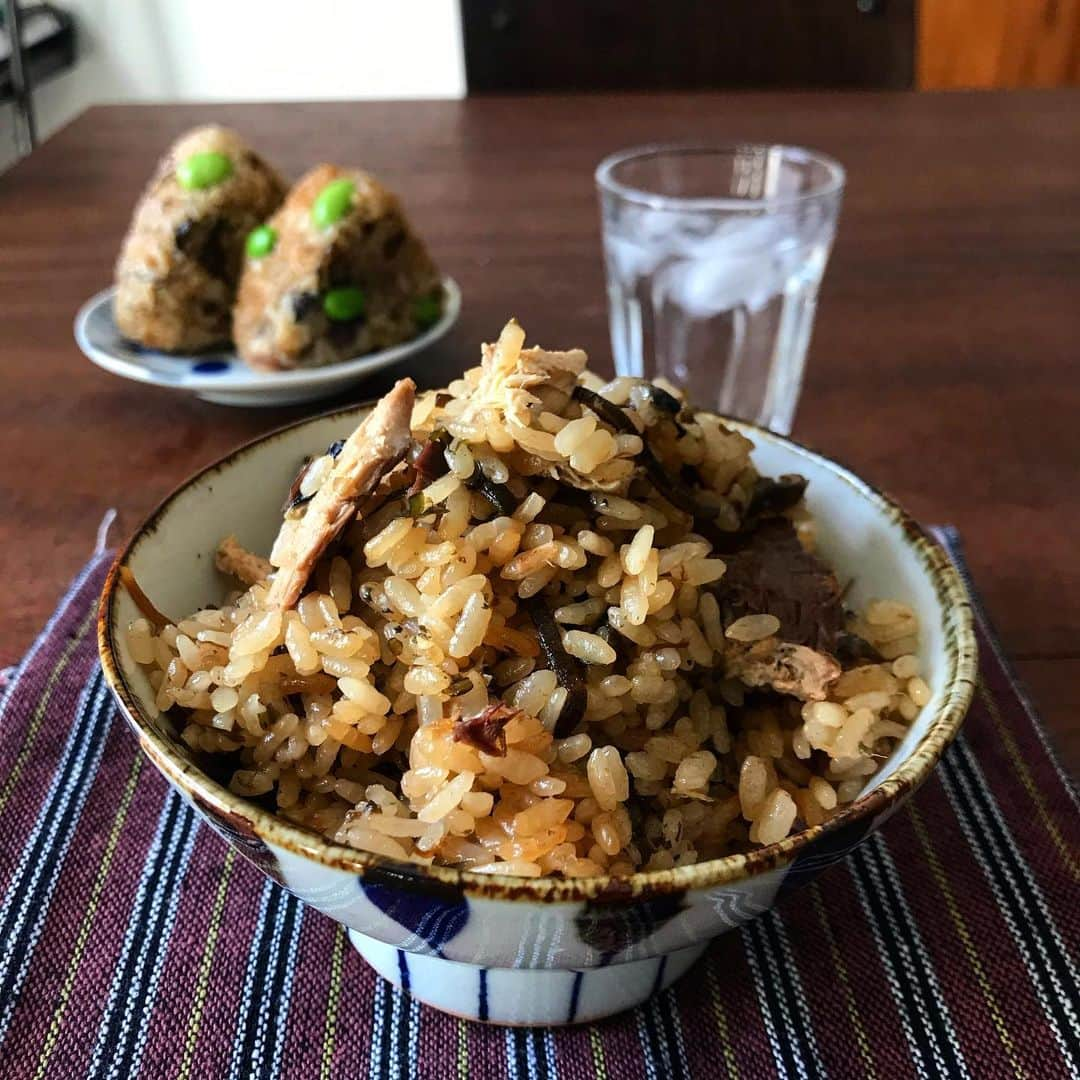 山本ゆりさんのインスタグラム写真 - (山本ゆりInstagram)「調味料ゼロというこの楽さよ。﻿ ﻿ ●お米2合﻿ ●サバ缶水煮1缶﻿ ●塩昆布小1袋﻿ ﻿ のみで作るめちゃ美味しい炊き込みご飯﻿ ﻿ 【材料3つ‼️サバ缶昆布めし】﻿ ﻿ 炊飯器に洗ったお米2合、サバ水煮缶(190g)の汁1缶分を入れ(身がボロボロ入ってしまっても気にせず)、水を2合の目盛りまで注ぎ、塩昆布を1袋(小サイズ。約30g)をザーッといれて炊く。﻿ ﻿ サバの身を入れ、ほぐせば完成！﻿ ﻿ ★サバ缶の汁だけで炊き、身は後入れにしたほうが、サバがふっくらしてお勧めです！﻿ ﻿ ★結構パラパラタイプなので柔らかめが好きな方は水を少し多めに。(おにぎり、ボロローロボーロロなる)﻿ ﻿ ★ツナでもいける。(サバの方が旨味が強い気はする)﻿ ﻿ ★味噌煮やしょうゆ煮しかなかったら、塩昆布を減らせば大丈夫です！（量が分からないのが申し訳ないですが、とりあえず半分〜2/3くらいにしてみて、薄かったら仕上げに塩昆布混ぜるパターンで。炊き込まれてない形になるけど)﻿ ﻿ ★にんじんの細切り、しめじ、千切り生姜など好きな具を足して炊いても(水加減は同じか、ほんの少し足すくらいで大丈夫)﻿ ﻿ ★仕上げに冷凍枝豆を混ぜたら、後ろにボンヤリ写ってるおにぎりみたいな感じになります。﻿ ﻿ #レシピ　#簡単レシピ　#サバ缶　#おうちごはん　#炊き込みご飯　#晩ご飯　#料理﻿ ﻿ -------話/変--------﻿ ﻿ 昨日のグルグルMOW、コメントくださってありがとうございます！(森永乳業さんも見てくださってるから、モウが1番好きとか書いてくださったのとか、たぶんめっちゃ嬉しいと思われる)﻿ ﻿ そもそも昔からアイスはそうやって食べてる人いてびっくりしました。そんな発想まったくなかったわ！﻿ ﻿ 私昔から嫌いな食べ物ゼロやけど、溶けたアイスとブヨブヨのトマトだけは許せん…て思ってたからアイスとか出来る限り硬いうちに食べててんけど﻿ ﻿ 今回のグルグルMOWはほんまにソフトクリーム感あってめっちゃ気に入りました。﻿ ﻿ ﻿ ﻿ それだけ。﻿ ﻿」8月8日 11時56分 - yamamoto0507