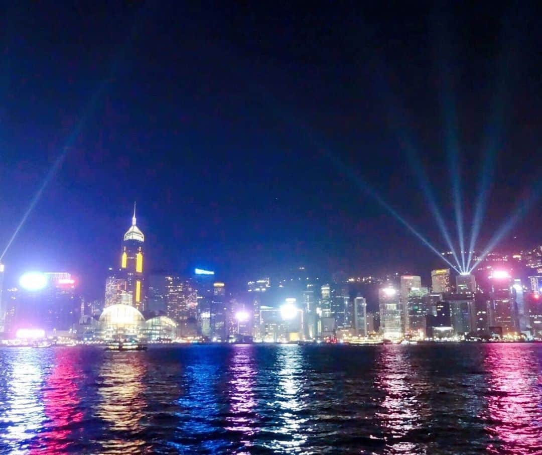 amiさんのインスタグラム写真 - (amiInstagram)「． Too beautiful pictures of Hong Kong ． お友達が送ってくれた 香港の写真たち🤳 ． 香港はヴィクトリアハーバーを 挟んで2つにエリアが分かれていて 上が九龍側、下が香港島側🇭🇰 ． 夜景は九龍側から香港島を見た ものなんだって🥺✨ ． 毎日8時にa symphony of Lights という光のショーがあってそのお写真📸 美しすぎるよ〜👏 ． 噴水は1881ヘリテージという ところなんだって❤️ ． 露店がたくさんならんだ通りも 楽しそうだなぁ❤️ 二段バスも可愛い🚌 ． ． 香港って素敵な場所がたくさん ありますよねぇ🇭🇰 ． あゆか、素敵なお写真ありがとう🌹 ． あゆかがリリースした曲"コーディネート" を聴きながら、このお写真を見て 癒しのおうち時間を過ごそう〜っと🥰❤️ ． ． もしよかったら、みなさんも 香港の思い出をシェアしてみてね♡ ． ． @kkdayjp @discoverhongkong  #DiscoverHongKong #HongKong #Love #travelwithkkday」8月8日 11時59分 - amikuma1219
