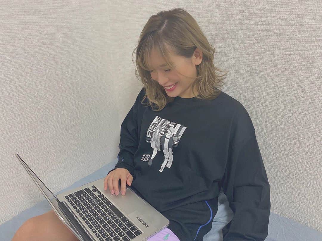acaneのインスタグラム：「・ #まるりとりゅうが のロンTが届いた🥺💘💘💘 ・ イラストばりかわいいし、 サイドのファスナーもブルーでかわいい🥰 まるりとりゅうがくんってだけで きゅんとするはなんで？← ・ まるりとりゅうがくんありがとう🥳 👩🏼‍🦰: @maruridayo 👦🏼: @sing_0808 👕: @it_icon_tokyo ・」