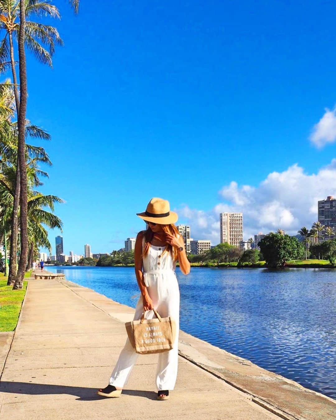 のインスタグラム：「💙💠💙💠💙 ・ 直線で約2.4キロあるアラワイ運河沿い。 むかーしむかし、 この運河にホヌちゃんが 現れたこともあるんだとか🤭💙 あぁぁぁホヌちゃんにも早く逢いたい🥺💙 ・ #hawaii#islandofoahu#oahu#ハワイ#trip #オアフ島#travel#loco_hawaii#travel_jp #funtorip#タビジョ#旅MUSE#genic_travel #genic_mag#たびねす#旅行#genic_hawaii #honolulu#waikiki#alawaicanal#oahuhawaii #tabijyomap_hawaii#lealeahawaii#2020」