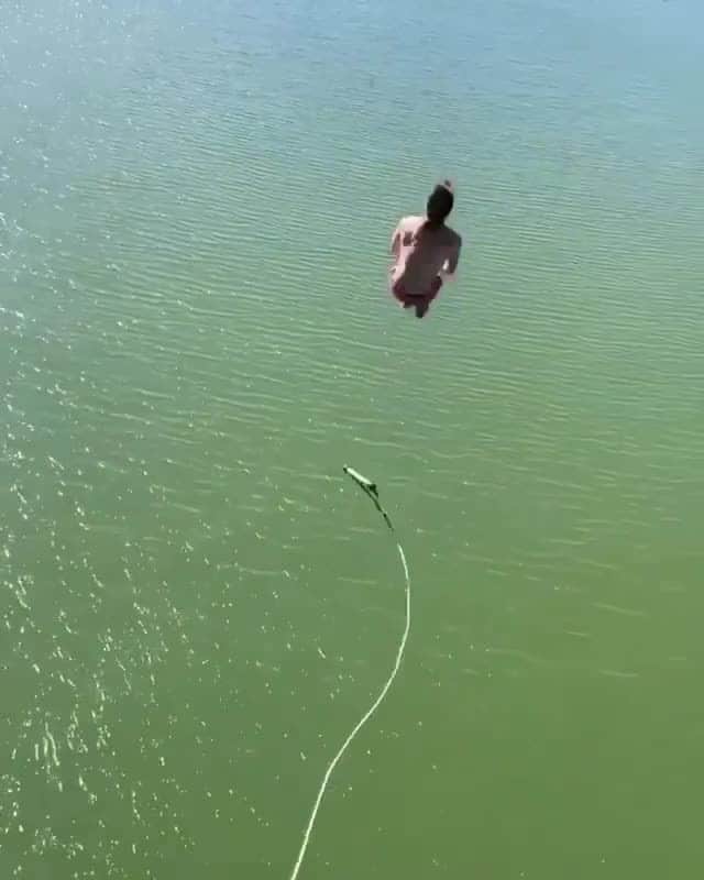 ボルコムのインスタグラム：「@robert.wall sending in the Lido Solid trunks! 🙈  #truetothis」