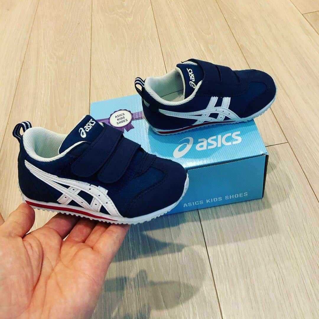 岡田優介のインスタグラム：「足デカくなったんで頂きました。ありがとうございます🙏  #asics #アシックス #ベビーシューズ #キッズシューズ #めちゃお気に入り #玄関から持ってくる #👶」