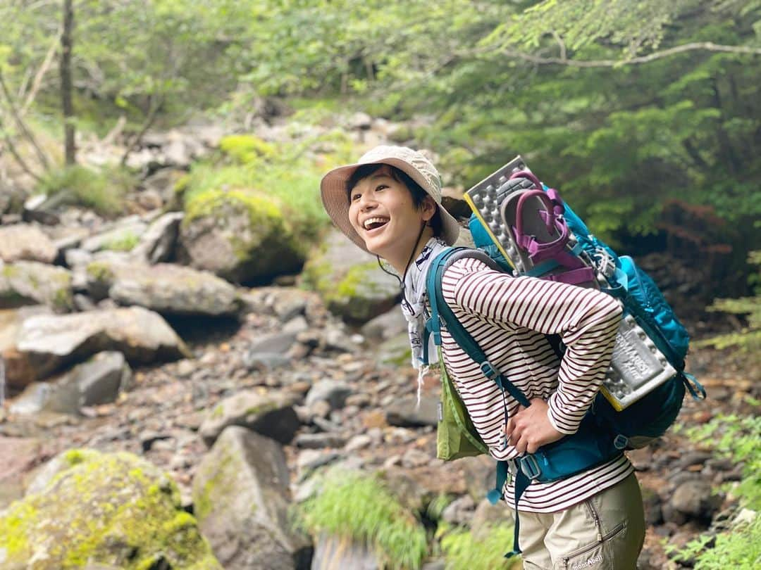 菖蒲理乃さんのインスタグラム写真 - (菖蒲理乃Instagram)「数ヶ月ぶりの山へ行ってきました。  稜線に出て大きく深呼吸をしてみたり、 登山道の傍に咲く高山植物を見つけたり、 地図どおり沢の音が近づいたり離れたり、 心がトキメクことだらけ。  身体はずいぶん重くなっていたし、 今までにない筋肉痛に襲われてるけど、 やっぱり山が好きだなぁ。  #登山 #山の日 #赤岳 #横岳 #硫黄岳 #八ヶ岳 #山登り #ハイキング #山ガール #mountain #mountains #trekking #hiking」8月8日 12時16分 - shobuayano