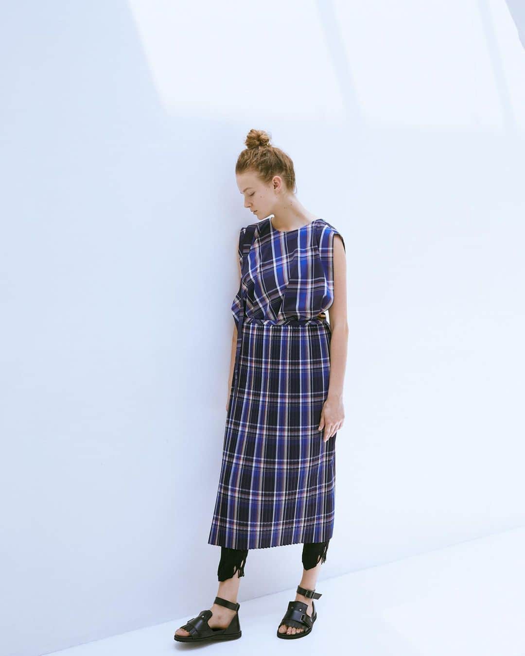 ネ・ネットのインスタグラム：「HUG  1枚の布で構成される服、“HUG(ハグ)”。 身体の前で布をクロスして、自分をつつみ込むようなハグのかたち。1枚の布とわたしとの新しい関係を提案するシリーズが登場しました。  HUG MADRAS 秋を感じさせるような深みのあるカラフルさが特徴のマドラスチェックのアイテム。1枚の布につつまれるように構成されており、細かなプリーツをかけることで、チェック柄の表情に変化が生まれます。   #ネネット #nenet #新作 #new #autumn #winter #2020 #collection #hug #ハグ #madras #hugmadras #blue #fashion #tokyo #japan」