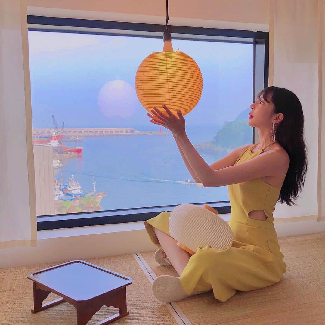 ユジョン のインスタグラム：「너를 바라보게 만들어 남들과 다른 그 무언가가 나를 더 궁금하게 만들어 그게 뭘까?  서울문, color」