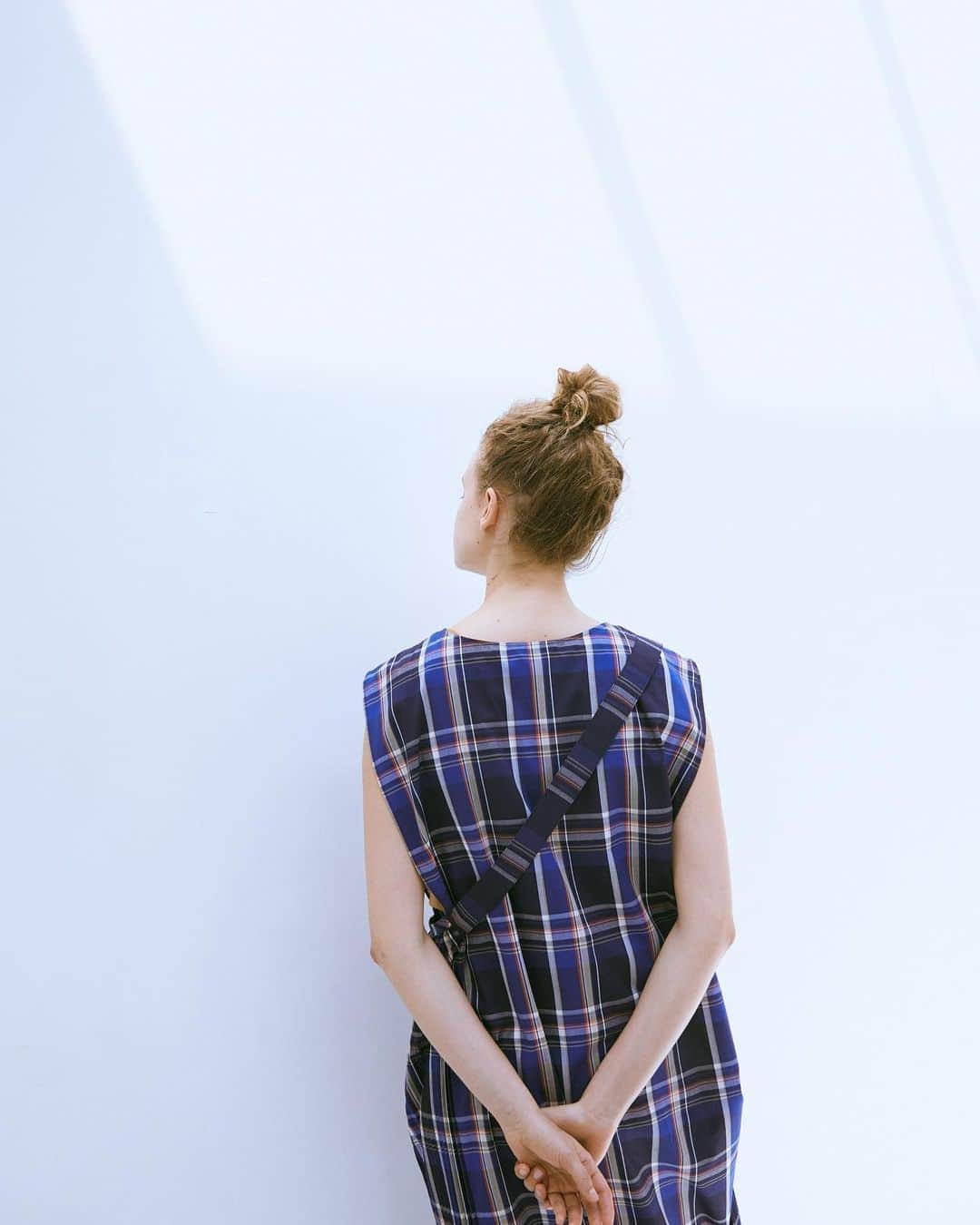 ネ・ネットのインスタグラム：「HUG﻿ ﻿ 1枚の布で構成される服、“HUG(ハグ)”。﻿ 身体の前で布をクロスして、自分をつつみ込むようなハグのかたち。1枚の布とわたしとの新しい関係を提案するシリーズです。﻿  ﻿  #ネネット #nenet #新作 #new #autumn #winter #2020 #collection #hug #ハグ #madras #hugmadras #blue #fashion #tokyo #japan」