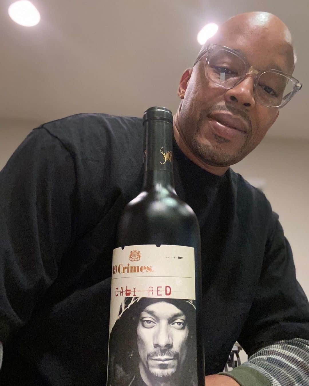 ウォーレン・Gさんのインスタグラム写真 - (ウォーレン・GInstagram)「@snoopdogg I got mine @19crimes 🍷 it’s gone go great with @sniffingriffinsbbq #entrepreneurs」8月8日 12時33分 - warreng