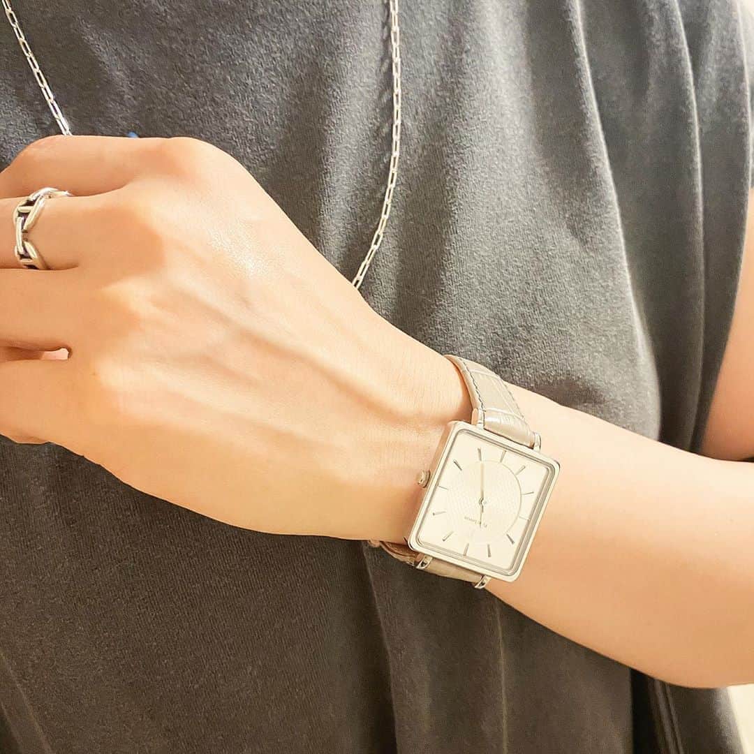 aiaiのインスタグラム：「夏は涼しげなsilverがやはり良い。 シンプルなチェーンネックレスは 長さもちょうど良くてTシャツにも 合わせやすいところが好きです♡  ring @pippa_plata  necklace @yukarisumino  Watch @pierre_lannier_jp  #時計  #腕時計  #腕時計コーデ  #watch  #時計好き  #時計好きな人と繋がりたい  #腕時計好きな人と繋がりたい  #腕時計くら部  #手元くら部  #手元コーデ  #手元倶楽部  #シルバーアクセサリー  #シルバーリング  #シルバーネックレス  #シルバーネックレスチェーン  #silver925  #silver  #silveraccessory  #silverring  #リング #ring  #necklace」