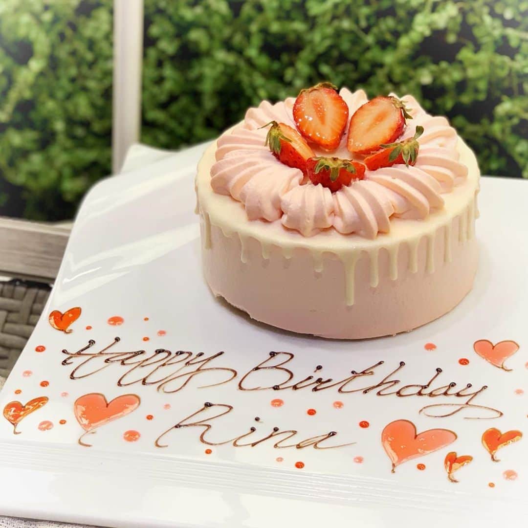 桜井莉菜さんのインスタグラム写真 - (桜井莉菜Instagram)「何て可愛いケーキなの😍❤️ 昨日は、お誕生日のお祝いしてもらいました🥂🎂 今年は、遅れたけどって、色んな人にお誕生日お祝いしてもらえてずっと幸せが続いてる😭💓 それにしてもこんな、ケーキの中にまでサプライズがあるなんて、素敵過ぎる🤭❤️  #お誕生日#誕生日ケーキ#サプライズケーキ#可愛い#可愛いケーキ#マーブルチョコ#バームクーヘン#バームクーヘンケーキ#南青山#表参道#表参道カフェ」8月8日 12時46分 - rina__sakurai