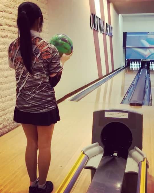 のインスタグラム：「おはくま🐻 . . テストボールで練習🎳🎳🎳 ドリルを少し変えてもらったよっ♫ どうかなぁ〜？？？ もっと上手になりたいな🔥 . . #おはよう #goodmorning #おはくま #日々の出会いに感謝 #バクステ外神田一丁目 #熊本美和 #アイドル #idol #일본 #아이돌 #アイドルボウラー #Pリーガー #プロボウラーになりたい #japanesegirl #followme #kawaii #makeup #beauty #黒髪 #ボウリング #bowling #볼링 #🎳 #ポニーテール #ユニフォーム #ミニスカ #みいの投球フォーム #ストライク #strike #すきぴ」