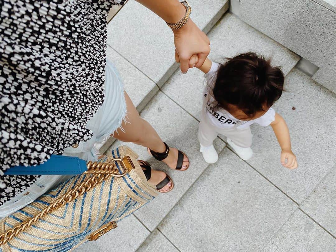 谷口紗耶香さんのインスタグラム写真 - (谷口紗耶香Instagram)「どこでも行っちゃう チビかいじゅう。 母になって9年、 こうやって追いかけるのもそれはそれは ほんの一瞬。🌿」8月8日 12時44分 - saayaamam