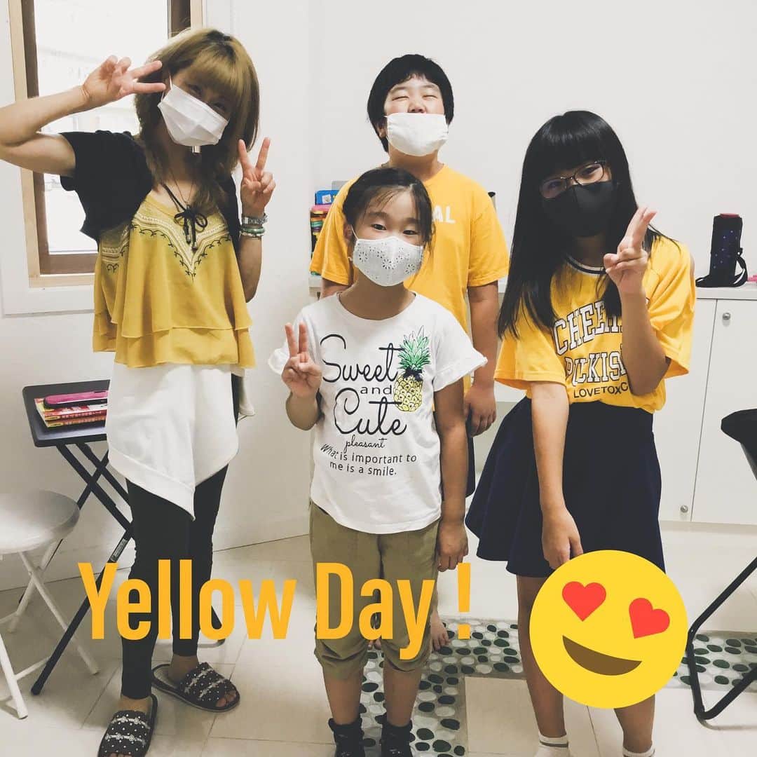 ユーロ英会話クラブのインスタグラム：「今日のコーデは・・・？﻿ ﻿ 先週みんな偶然ブルーだったので、﻿ ﻿ この日はみんなでイエローにしました🌈﻿ ﻿ なかよしだね🌟﻿ ﻿ ＝＝＝＝＝＝＝＝＝＝＝＝＝＝﻿ サチフル英会話クラブ﻿ http://sachifull.com/﻿ ☎0561-58-9450（代表） ﻿ 長久手本校 (長久手アピタ北側出口　徒歩1分)﻿ ●ベビークラス●キッズクラス●大人クラス﻿ 東浦校 (石浜駅　徒歩3分)﻿ ●キッズクラス●大人クラス﻿ ＝＝＝＝＝＝＝＝＝＝＝＝＝＝ ﻿ ﻿ #英語 #英会話 #英会話教室 #英会話スクール #キッズ英会話 #英語の勉強 #べびー #ベビー #子供 #子ども #キッズ #小学生 #中学生 #子連れ #子連れママ #ママ #初級 #超初級 #英会話初心者 #子供英会話 #海外旅行 #海外赴任 #留学 #instastudy #長久手 #東浦 #サチフル英会話クラブ #サチフル #Yellow T-shirts」