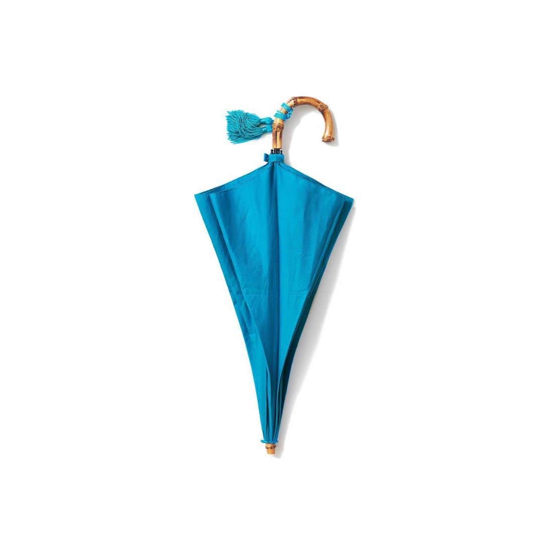 のインスタグラム：「・ K.Kshop ♦️Recommended♦️ ・ ♦︎WAKAOワカオ / 晴雨兼用折りたたみ傘（TURQUOISE） ・ 昭和13年(1938年)創業の洋傘工房WAKAO。こちらの商品は、日傘としてはもちろん、突然の雨にも雨傘としてお使いいただける晴雨兼用の折りたたみ傘。 １点１点手作業で、時間をかけて握りやすい形に曲げられた、天然竹の持ち手は、高級感ふがあり使い込むほどに馴染み、存在感が増していきます。 露先はベルトで簡単にまとめることができ、カバーの開け口も出し入れしやすいプリーツデザイン仕様。細部まで拘りを感じさせるメイドインジャパンの傘です。 ・ #kkcloset #kkshop #菊池京子 #kyokokikuchi #コーディネート #coordinate #code #ootd #outfit #style #happy #夏 #turquoise #日傘 #summer #madeinjapan」