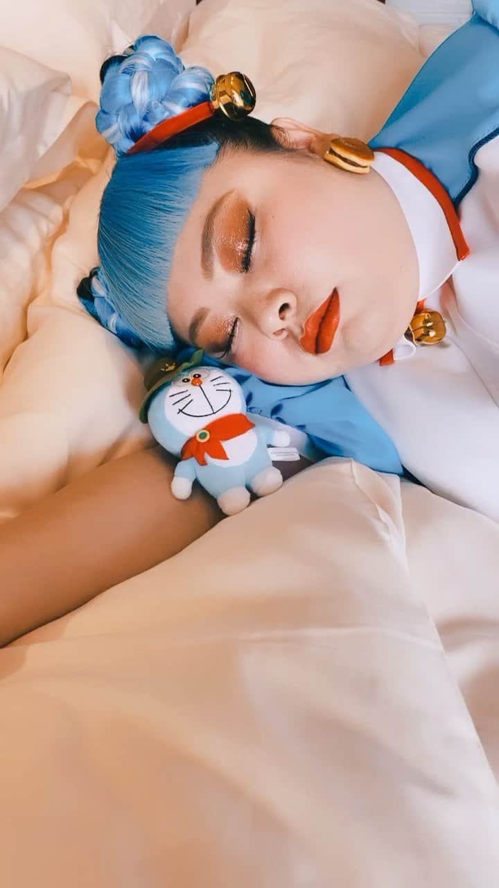 渡辺直美のインスタグラム：「ドラえもんとドラえもんでドラえもんしました😂リールに飛ぶと全体見れます😂👍  今日は映画「ドラえもん　のび太の新恐竜」 の舞台挨拶でした💙💙💙 ドラえもん役ではなく、ナタリー役です😂👍  昨日から大ヒット公開中🦖🦖🦖 あなたの大切な方とぜひ見てください🤗  Doraemon and Doraemon did Doraemon together😂 Today was the premiere greeting session for the movie "Doraemon Nobita no Shin Kyoryu"💙💙💙I play the role of Natalie, not Doraemon😂  It's in theaters since yesterday🦖🦖🦖 Please watch it with your special person🤗」