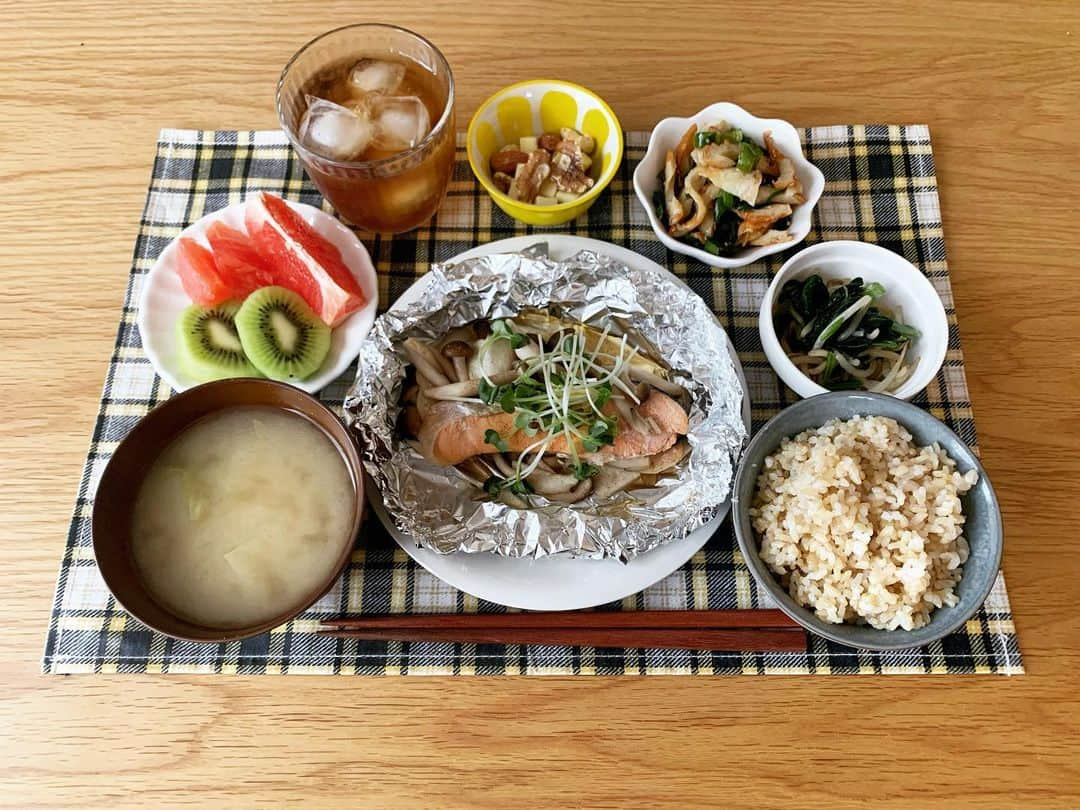 宇都宮絵莉のインスタグラム：「・ 練習後のお昼ご飯🍙 ・ 出来るだけ色々な栄養素を満遍なく摂れるように意識しています🍚💪🏾 ・ ⚪︎玄米 ⚪︎キャベツのお味噌汁 ⚪︎鮭ときのこのホイル蒸し ⚪︎ほうれん草ともやしのナムル ⚪︎ちくわとピーマンのクミン炒め ⚪︎フルーツ ⚪︎ナッツとチーズの蜂蜜がけ ⚪︎茶 ⚪︎写ってないけど納豆も食べた ・ #アスリート飯 #アスリートご飯 #栄養フルコース型 #食事記録 #栄養バランス #食べることは生きること #作り置きおかず」