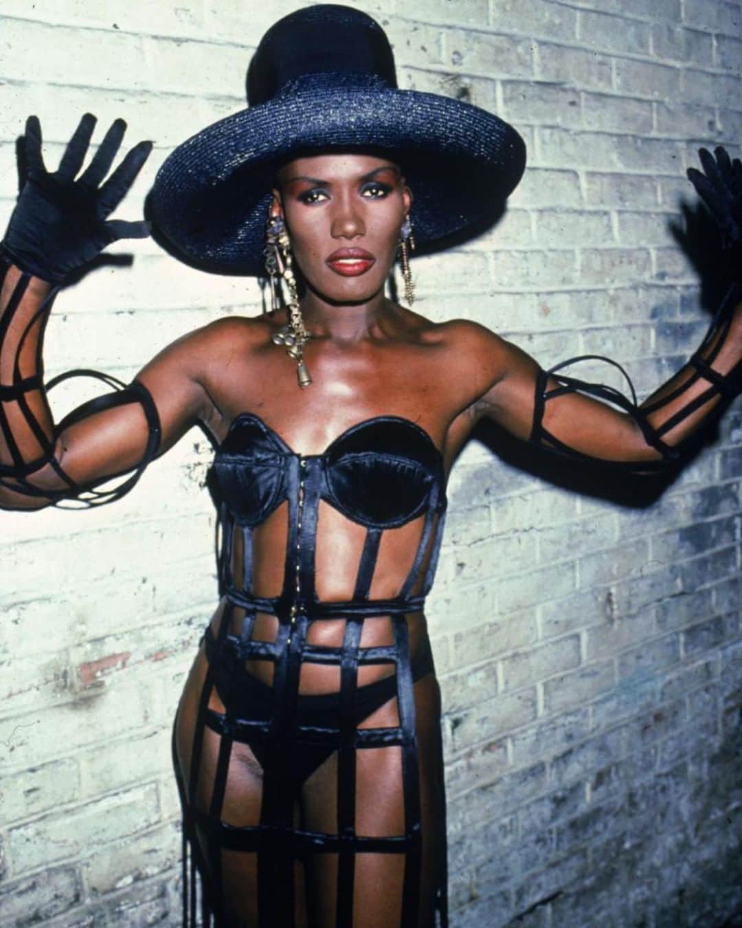 ジャンポール・ゴルチエさんのインスタグラム写真 - (ジャンポール・ゴルチエInstagram)「Icon @gracejonesofficial living to the rhythm in a #JeanPaulGaultier #RTW #SS89 cage bustier dress at the International Rock Awards in New-York in 1989. ⁠ #throwback #JPGFREAKING50 #GraceJones」8月8日 13時00分 - jeanpaulgaultier