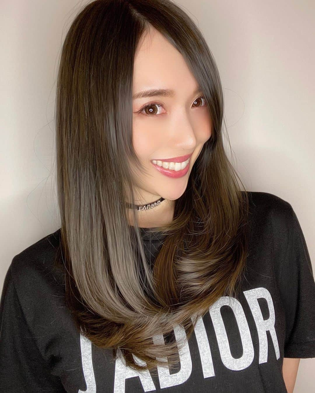 岡英里さんのインスタグラム写真 - (岡英里Instagram)「@air_t_shinba にヘアメンテナンスして頂きました😌💓  今回はカラー、ヘッドスパ、トリートメント、カットのフルコースでお願いしたので頭皮すっきり、髪も気分もリセットされて清々しい💓  @fusionistcolor を使った榛葉さんオリジナル配合のカラーはとにかく絶妙で、美容室終わった後のお買い物でも行く先々で褒められて嬉しかった😆❤️  1枚目の写真が照明当てた感じ❣️ 3枚目の写真が自然光☀️  しっかり色を入れて落ち着かせてるんだけど重いどころか透明感が出ちゃう摩訶不思議😳  そして @selectorpro_five を使った #プラチナプレミアムトリートメント でツッヤツヤにしてもらって気分は最高😆❣️  榛葉さんありがとうございました☺️  #銀座 #美容室 #ヘアサロン #ヘアメンテナンス #ヘッドスパ #ヘッドキュア #eral #セレクタープロファイブ #selectorprofive #トリートメント #treatment #フュージョニスト #フュージョニストカラー #fusionist #fusionistcolor #カット #サラサラ #さらさら #艶 #艶髪 #つやつや #美髪 #テンション上がる #女子力アップ #アラサー #美容  #airginzacentral #GINZA #japapnese」8月8日 13時12分 - okaeri0424