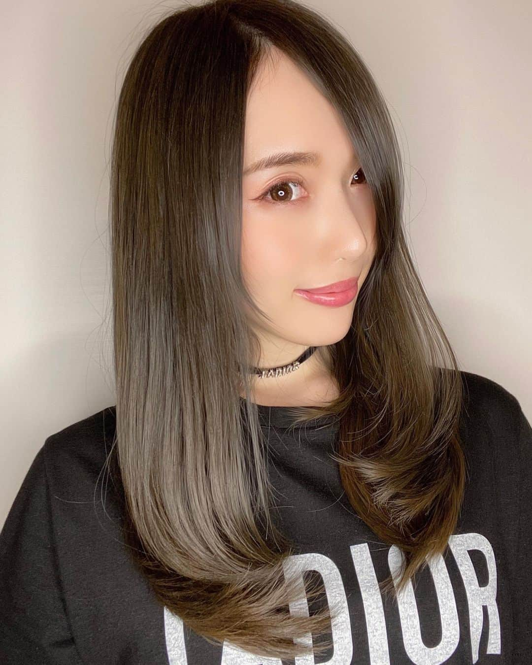 岡英里さんのインスタグラム写真 - (岡英里Instagram)「@air_t_shinba にヘアメンテナンスして頂きました😌💓  今回はカラー、ヘッドスパ、トリートメント、カットのフルコースでお願いしたので頭皮すっきり、髪も気分もリセットされて清々しい💓  @fusionistcolor を使った榛葉さんオリジナル配合のカラーはとにかく絶妙で、美容室終わった後のお買い物でも行く先々で褒められて嬉しかった😆❤️  1枚目の写真が照明当てた感じ❣️ 3枚目の写真が自然光☀️  しっかり色を入れて落ち着かせてるんだけど重いどころか透明感が出ちゃう摩訶不思議😳  そして @selectorpro_five を使った #プラチナプレミアムトリートメント でツッヤツヤにしてもらって気分は最高😆❣️  榛葉さんありがとうございました☺️  #銀座 #美容室 #ヘアサロン #ヘアメンテナンス #ヘッドスパ #ヘッドキュア #eral #セレクタープロファイブ #selectorprofive #トリートメント #treatment #フュージョニスト #フュージョニストカラー #fusionist #fusionistcolor #カット #サラサラ #さらさら #艶 #艶髪 #つやつや #美髪 #テンション上がる #女子力アップ #アラサー #美容  #airginzacentral #GINZA #japapnese」8月8日 13時12分 - okaeri0424