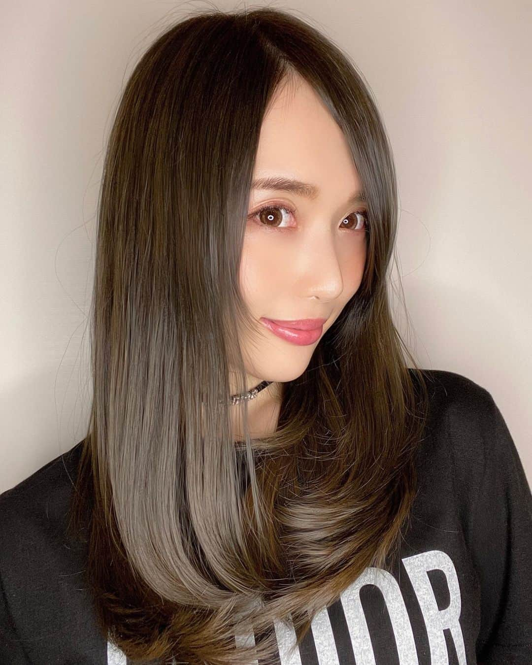 岡英里さんのインスタグラム写真 - (岡英里Instagram)「@air_t_shinba にヘアメンテナンスして頂きました😌💓  今回はカラー、ヘッドスパ、トリートメント、カットのフルコースでお願いしたので頭皮すっきり、髪も気分もリセットされて清々しい💓  @fusionistcolor を使った榛葉さんオリジナル配合のカラーはとにかく絶妙で、美容室終わった後のお買い物でも行く先々で褒められて嬉しかった😆❤️  1枚目の写真が照明当てた感じ❣️ 3枚目の写真が自然光☀️  しっかり色を入れて落ち着かせてるんだけど重いどころか透明感が出ちゃう摩訶不思議😳  そして @selectorpro_five を使った #プラチナプレミアムトリートメント でツッヤツヤにしてもらって気分は最高😆❣️  榛葉さんありがとうございました☺️  #銀座 #美容室 #ヘアサロン #ヘアメンテナンス #ヘッドスパ #ヘッドキュア #eral #セレクタープロファイブ #selectorprofive #トリートメント #treatment #フュージョニスト #フュージョニストカラー #fusionist #fusionistcolor #カット #サラサラ #さらさら #艶 #艶髪 #つやつや #美髪 #テンション上がる #女子力アップ #アラサー #美容  #airginzacentral #GINZA #japapnese」8月8日 13時12分 - okaeri0424