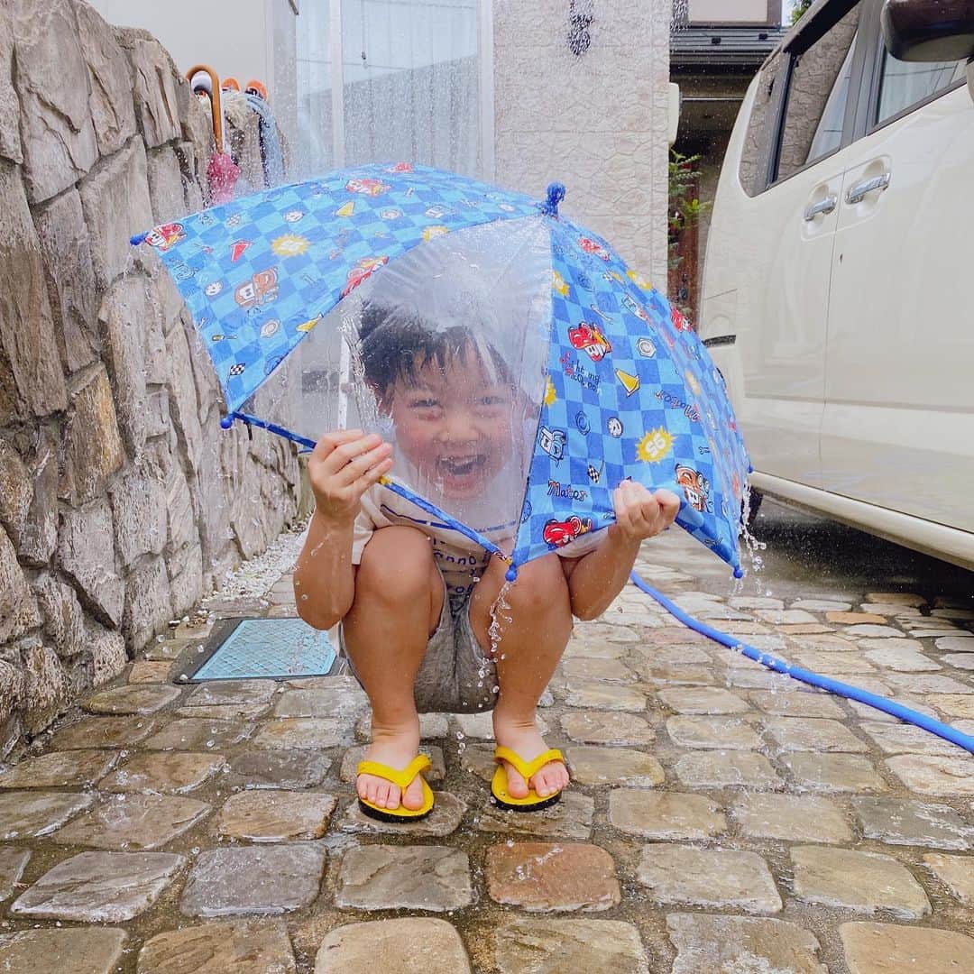 ブラザー4チャンネルのインスタグラム：「夏らしく、ビショビショになって洗車をしてくれるなーたん🚗✨﻿ ﻿ お陰でピカピカになりました😍﻿ ﻿ ﻿ #brother4﻿ #ななと﻿ #夏﻿ #洗車﻿」