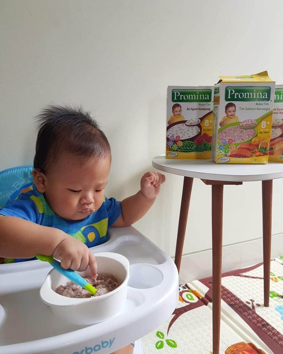 デビー・スサントのインスタグラム：「#momsmaucerita Ini nih makanan sehat dan praktis kesukaan Mikhael. Mikha suka banget kalo mama buatin bubur tim. Lalu setelah #CobaIniCobaItu varian rasa yang paling Mikha suka yang Salmon dan Daging. Enggak sampe 15 menit pasti langsung abis 😍 ❤️ kalo anak senang dan makan lahap, mama pun juga ikut senang kan karena enggak ada lagi tuh ceritanya Mikha GTM. Bubur tim ini juga ada tekstur grenjelnya jadi Mikha bisa latihan mengunyah deh  Promina bubur tim bisa dibeli di @tokopedia ya  Kalau Moms lain mau sharing cerita jg ga tentang mpasi si kecil? Yuk Moms share cerita Moms dgn comment di IG @bayisehatpromina  #Promina #ProminaCobaIniCobaItu」