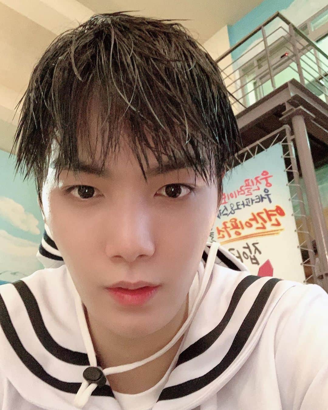 JR のインスタグラム：「오늘도 저녁7시 45분!! 위플레이 시즌2! 본방사수!!꼭NQQ로 시청해주세용!」