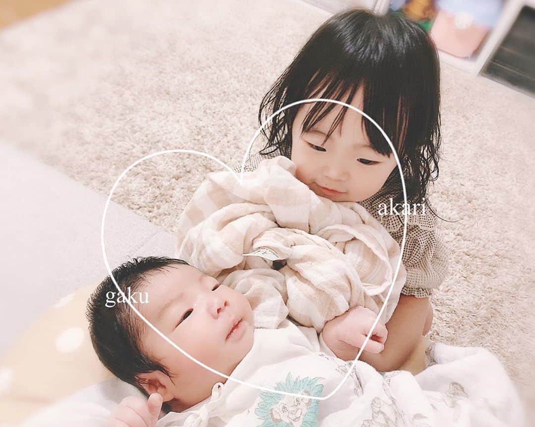さっぴちゃんのインスタグラム：「... あかりとがっくん👧🏼👶🏼♡... . あかりはがっくんが泣いてると、駆け寄って 頭なでなでしてくれたり、 ハイローチェアをゆらゆらさせてくれたり ↑(しかし激しめ。ドヤ顔しながらかなり激しめww) . がっくんのおでこにちゅー( ˘ ³˘)❤︎ってしたり たまに髪の毛食べてたり🤗(笑) . ミルクを飲ませたいらしく、口に哺乳瓶を 突っ込んでは、すぐに去っていきます🤣ww . 夜中わたしがずっとがっくんを抱っこしてたら 代わってくれようと、両手を広げて伸ばして きてくれた時もあって🥺𓂂 . 頑張って抱っこしようとしたけど、がっくんが 泣いちゃってびっくりして、少し困ってた顔から 一生懸命さが伝わってきて凄く愛おしくて、 その1回きりだったけど、一生忘れられん😌♡♡ . おむつ替えも見せながらやってたら、最近では あかりが勝手におむつ外してたり←やめてww 自分でおしりふきを取って拭き拭きしてくれたりと 真似っこしたいらしく、 毎日お手伝いを沢山してくれて感動👧🏼🎀 . ちょいちょいボケてるというか、雑なのが あかりらしくて、いつも笑わせてくれる🤣🙌 . お手伝いしたい時以外は、相変わらず怪獣🦖(笑) 本当にパワフルで元気もりもりで、ゲラゲラと よく笑ってよく食べて歌って踊って しょっちゅう癇癪起こして床に転がってる🗯 そして変わらず、とんでもなく甘えん坊(ˊᵕˋ⑅)❤︎ . そのまま無理しないで好きなように はちゃめちゃに過ごしてくれたまえ☺️♡♡♡ . . ………………………………(♡)……………………………… .」