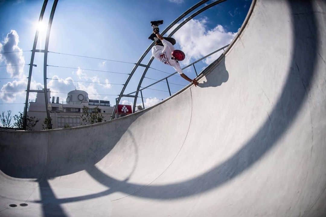 安床武士のインスタグラム：「Liu-Kang Invert. 📷 @jason_halayko . 太陽の位置までも完璧な1枚！ @usdskates  @goodskates_inc  @canamonroad_japan  @lzbn_official  @papasu1048  @rollinrock167  #rollerblading #inlineskate #aggressiveinline  #takeshiyasutoko #インラインスケート #ローラーブレード #安床武士 #rollinrock #summervibes」