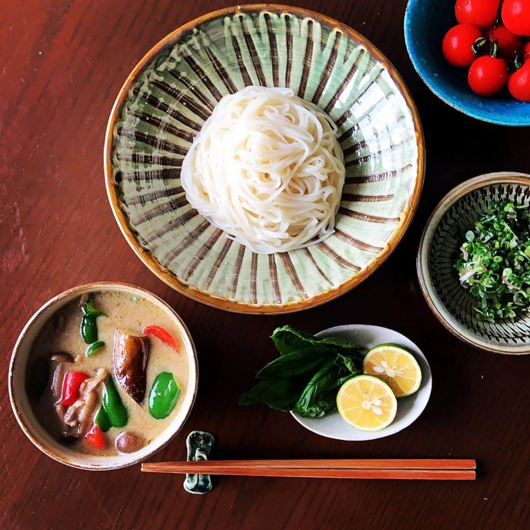 のインスタグラム：「蒸し暑い土曜日、稲庭うどんでグリーンカレーつけ麺。つけ汁はレトルトカレーを麺つゆで割って、茄子、しめじ、パプリカ、ピーマンを投入するだけ。茹でても食べても汗びっしり。でもあとはスッキリ。  #グリーンカレーつけ麺 #稲庭うどん #小鹿焼」