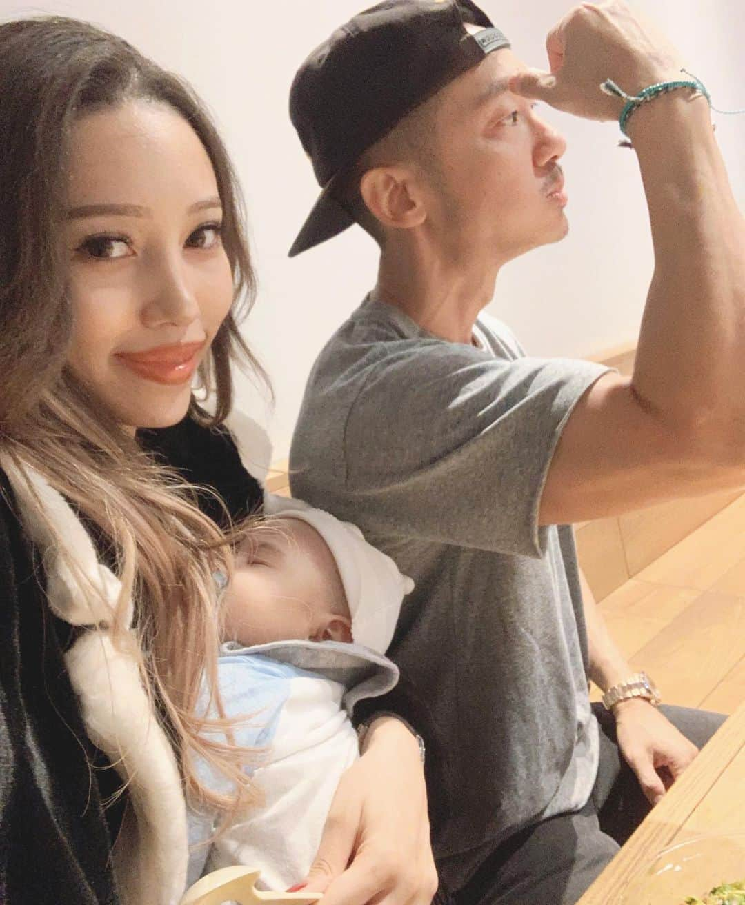 ヴァネッサみどりさんのインスタグラム写真 - (ヴァネッサみどりInstagram)「Happy (Taiwanese)  Father’s Day boo 😚🤍 父親節快樂😚 愛你💗💗💗 . 今日は台湾のパパの日だよ😊 最高の旦那様で最高のパパ☺️ わたしが若い頃理想の人！って 引き寄せノートに描いた絵のまんまの 旦那様🤣宇宙さんありがとう！⭐️✨💝」8月8日 13時14分 - midoritakechi