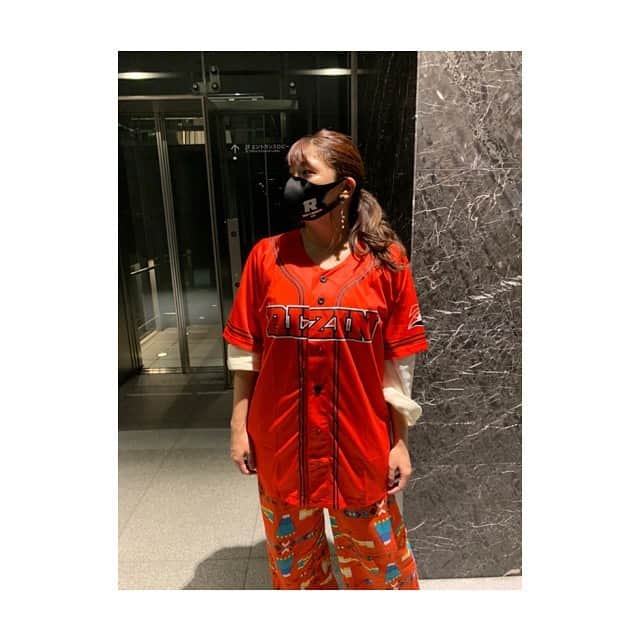 のインスタグラム：「いよいよ明日から2daysでRIZINですね😆‼️ 私は出場しませんが、とっても楽しみです✨✨  RIZINグッズもたくさん増えてるよー💓前回の収録時にいただいたのでちょっとパンツもオレンジで若干強めですが笑  ベースボールシャツはTシャツの上から簡単に羽織れて1秒でRIZIN応援団の一員に変身できちゃう優れもの🎌📣✨✨  マスクもカッコよく付け心地もとってもいい🙆‍♀️✨  ご購入はRIZINのHPまでお願い致します🙏✨  #rizin」